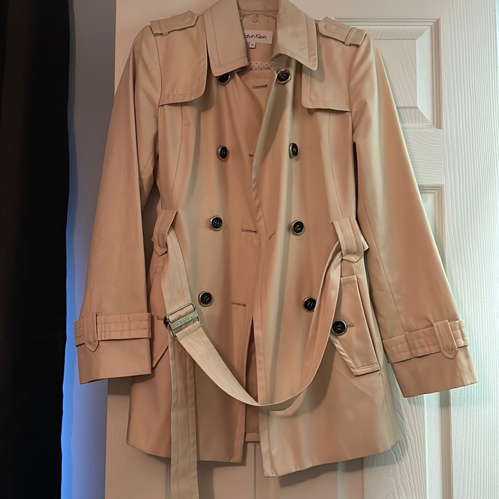NWOT Calvin Klein rain coat. Beige, size XS, removable belt, pockets.